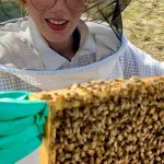 Pčelar i košnice u krajoliku uz temu „Kako pčelar bira položaj pčelinjaka u Istri”