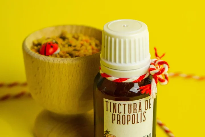 Med i pčelinji proizvod uz temu „Propolis u kapima, spreju i krutom obliku: praktične razlike”
